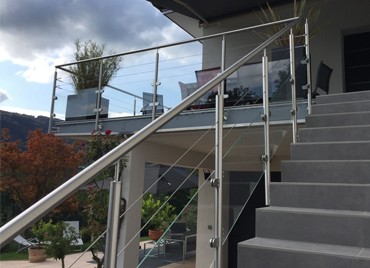 Garde-corps avec verre et câbles